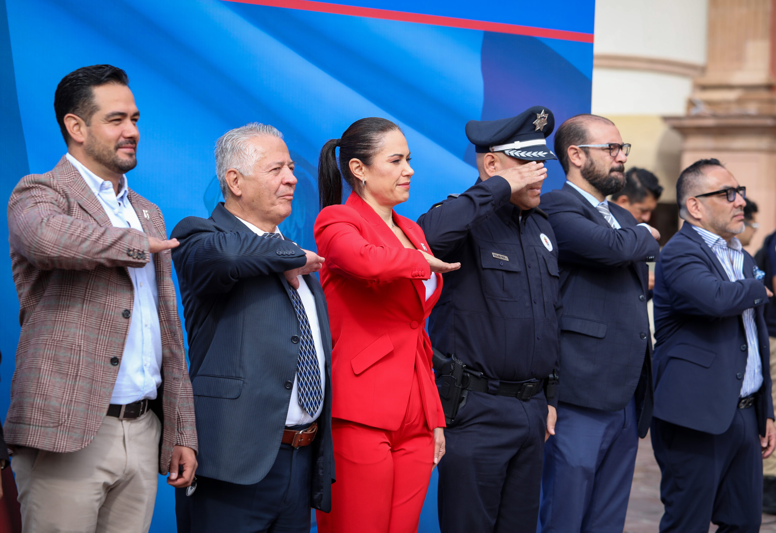 La alcaldesa Ale Gutiérrez encabezó los honores a la bandera de este lunes.