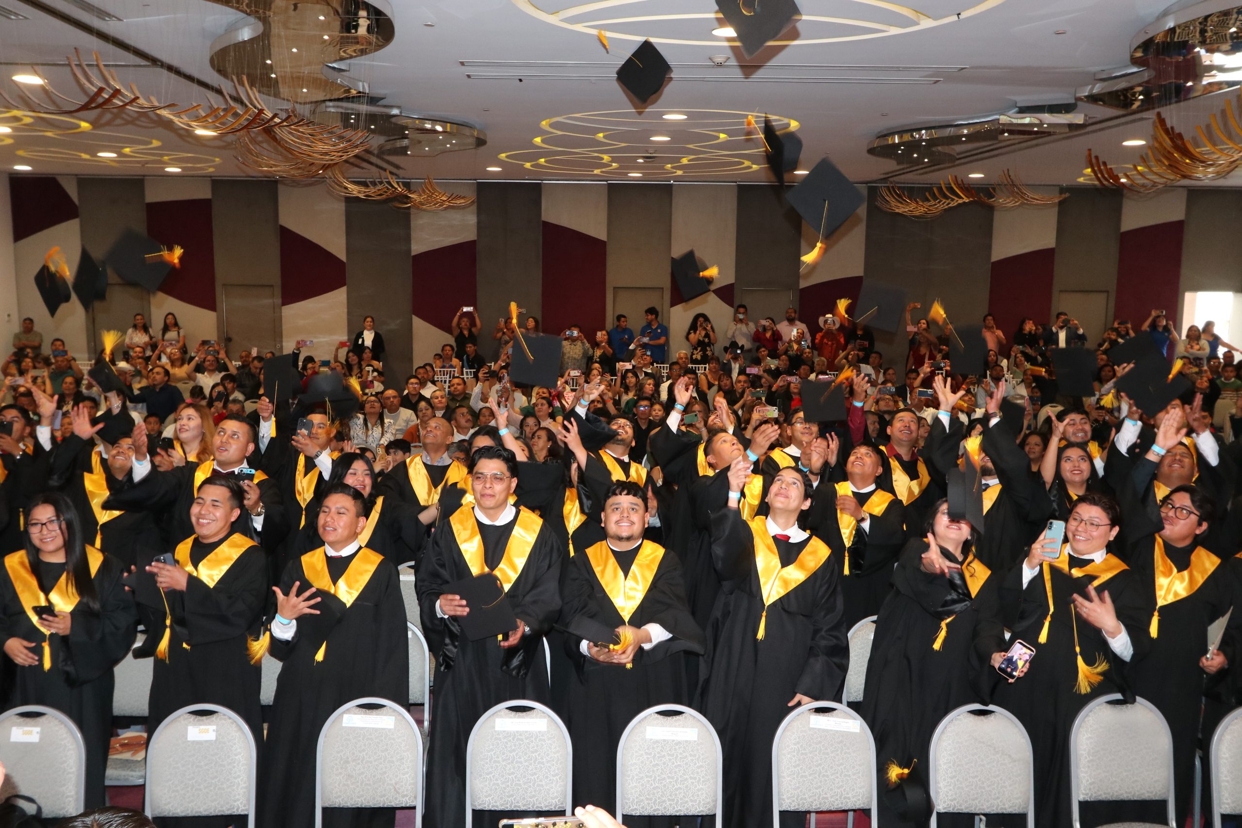 Universidad SABES egresa nuevos profesionistas Guanajuato