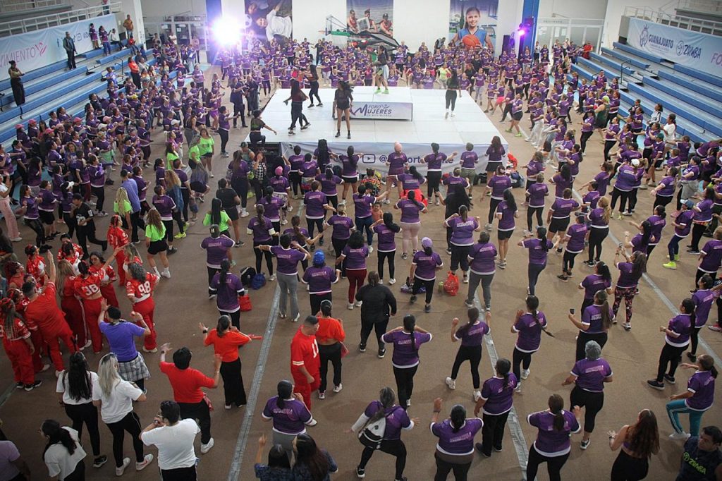 Mujeres unidas en macroactivación masiva de zumba