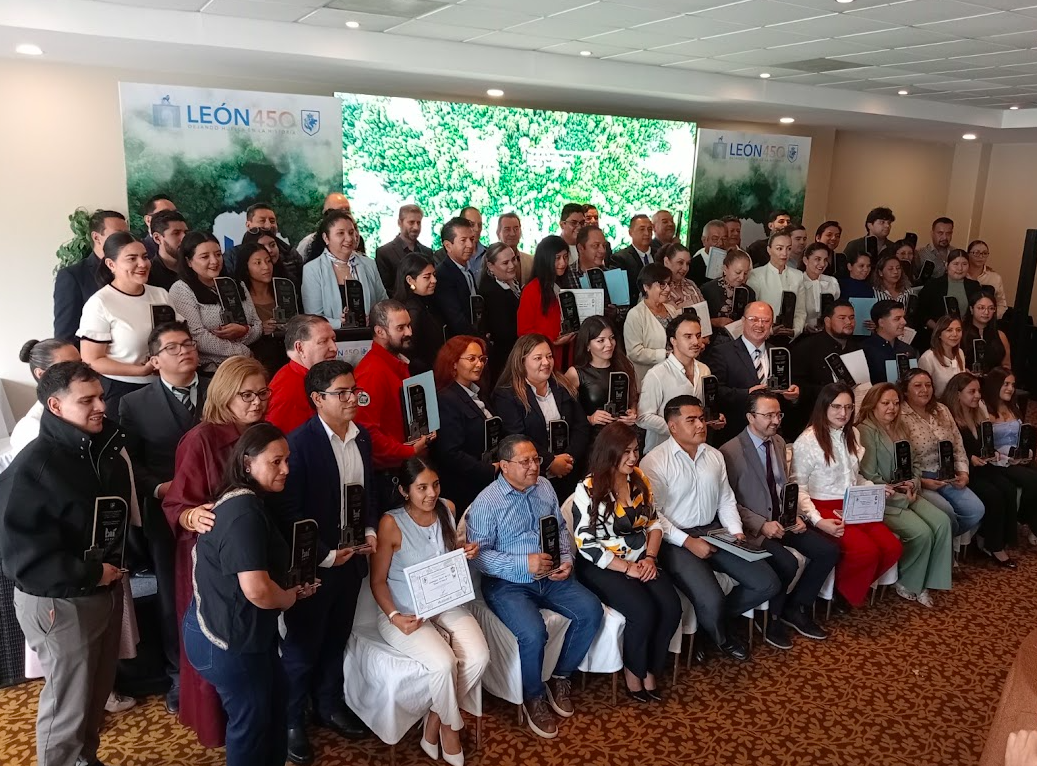 Entrega de reconocimientos ambientales a empresas en León, Guanajuato.