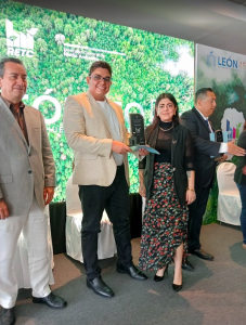 Entrega de reconocimientos ambientales a empresas en León, Guanajuato.