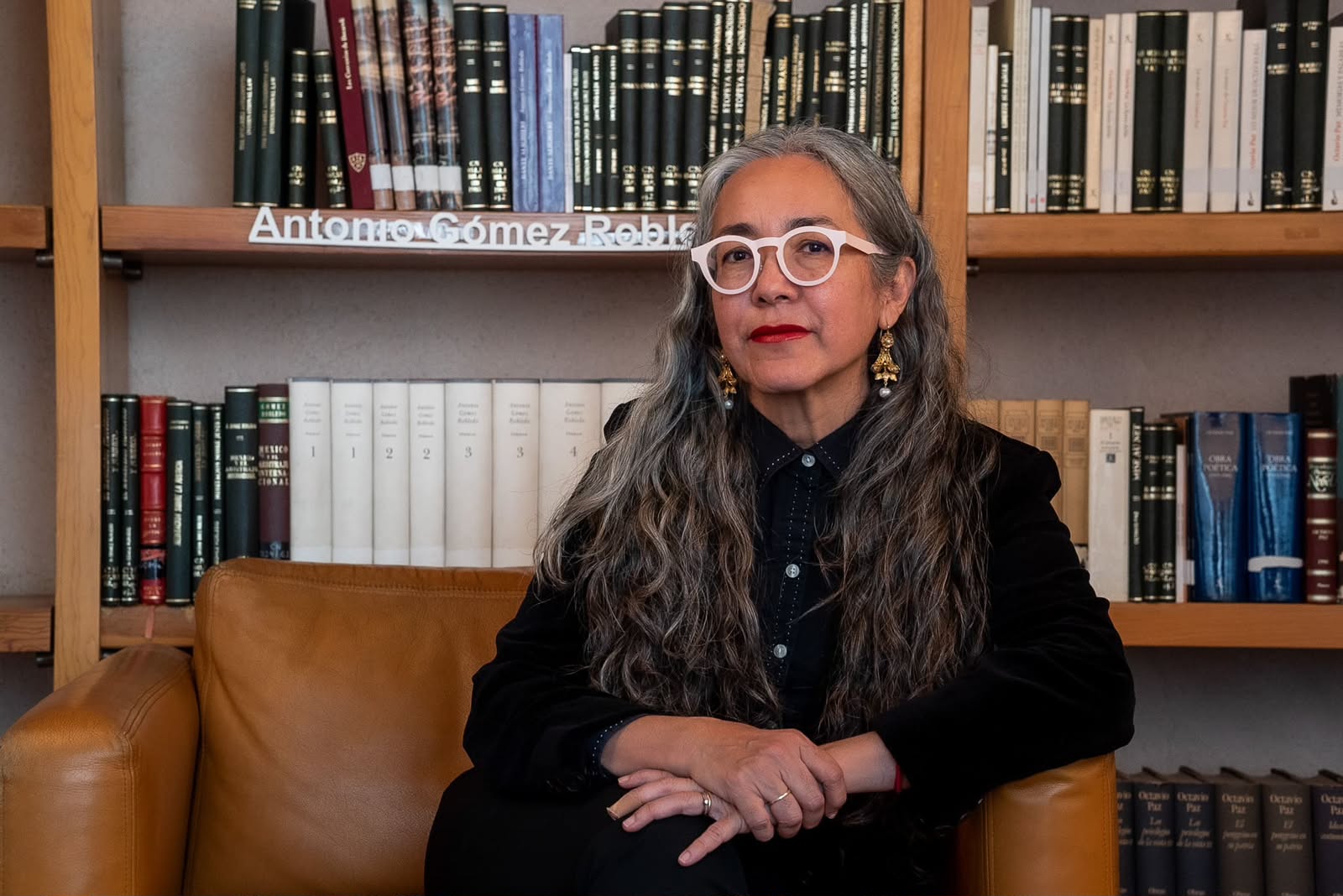 Cristina Rivera Garza durante una conferencia de literatura.